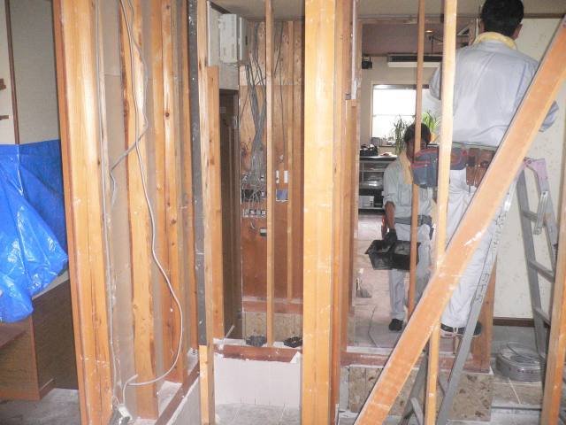 群馬館林　店舗改装　余分な壁を取り払い中